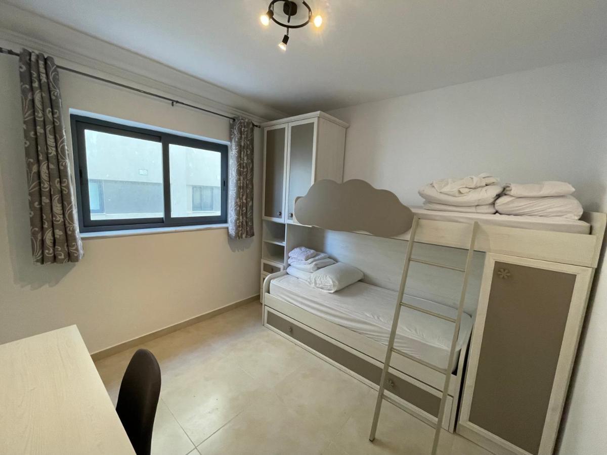 Blue Skies Family Apartment With Terrace Сейнт Полс Бей Екстериор снимка