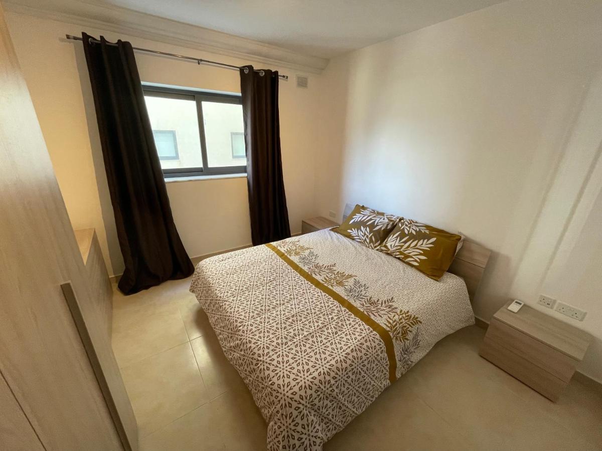 Blue Skies Family Apartment With Terrace Сейнт Полс Бей Екстериор снимка